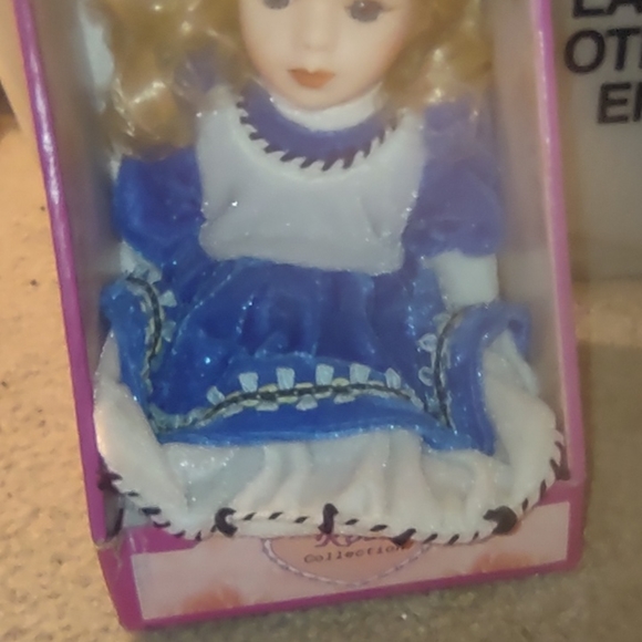 Vintage Rose Collection porcelain doll limited edition still in box - Picture 9 of 10